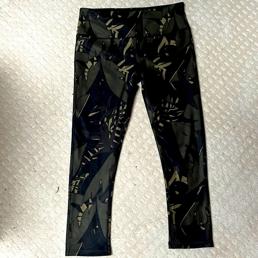 New marika sport capri workout legging camo Small stretch